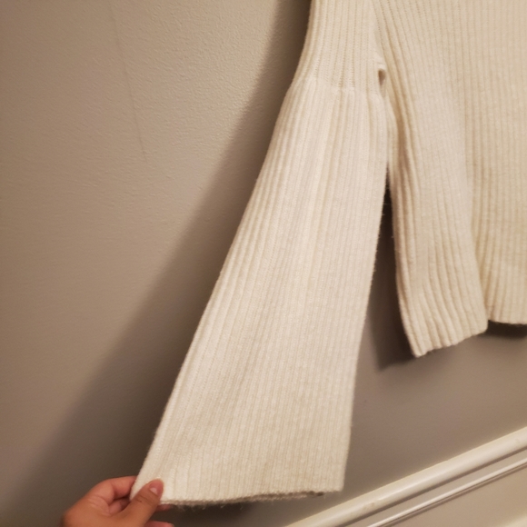 Guess turtleneck cable knit bell sleeve sweater - Picture 2 of 6